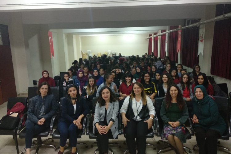 Öğr. Gör. Neslihan Tokat Ozan Aday Öğrencilere İKÜ Ev Tekstili Tasarımı ve Moda Tasarımı Programlarını Tanıttı