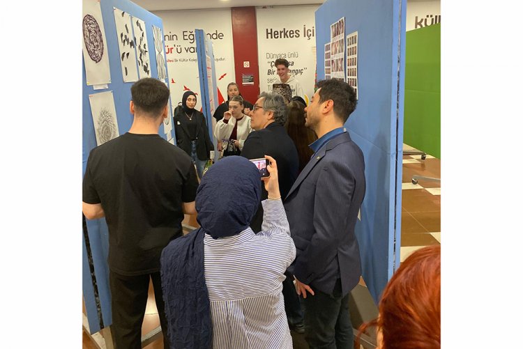 "Kaos ve Karmaşık Sistemler: Sanatın Dinamik Yansımaları Sergisi" Ziyaretçilerle Buluştu