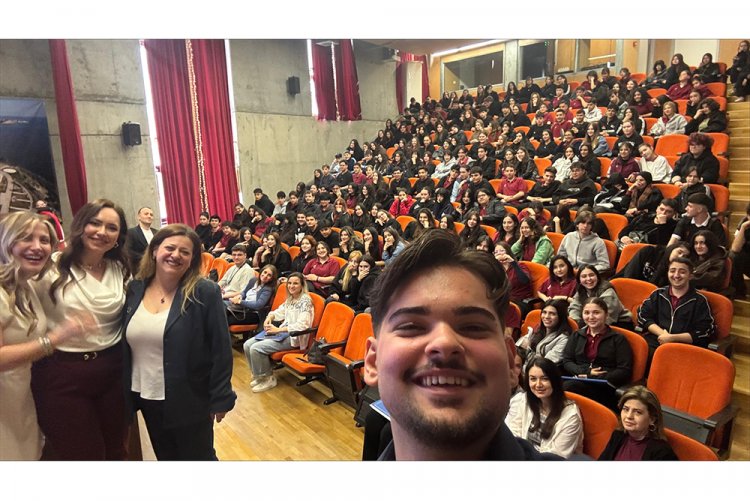 "Her Ay Bir Konu Bir Konuk: Grafik Tasarım 101 – Üniversitede Seni Neler Bekliyor?"