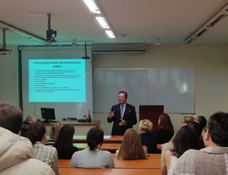 "Tezgahtan Amfiye: Kapalıçarşı Deneyimiyle İletişim Sanatı"