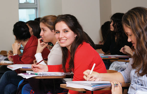 İstanbul Kültür Üniversitesi İklimlendirme ve Soğutma Teknolojileri Programı öğrencileri ders dinliyor