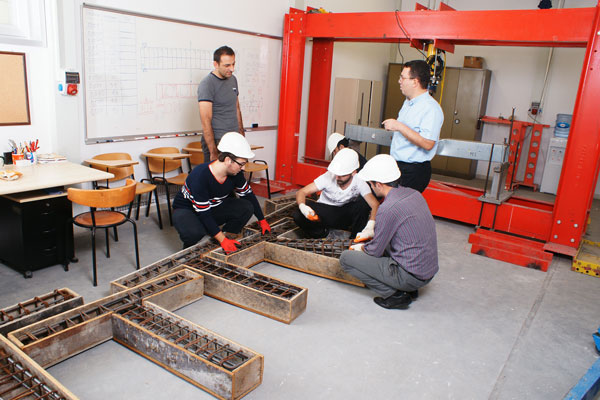 İnşaat Teknolojisi Programı  öğrencileri oluşturdukları beton kalıplarının direncini test ediyor